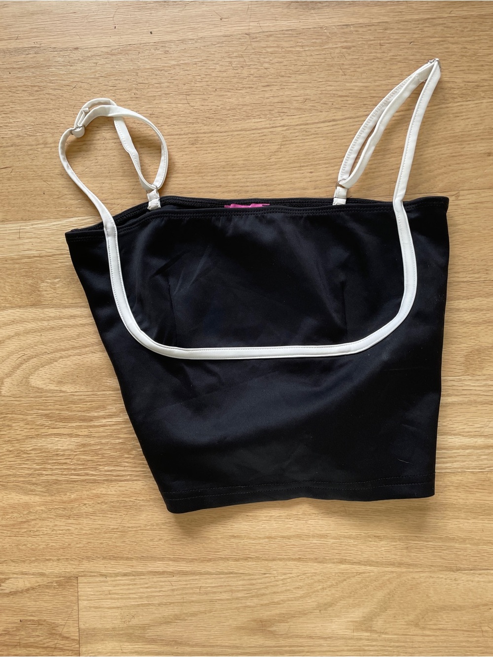 EDIKTED -Yang contrast trim top. Medium